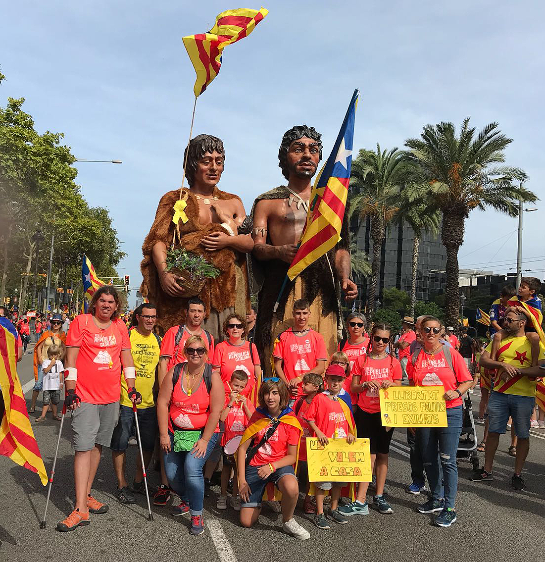 Els Gegants Neolítics Gorg i Spluc, a la manifestació per la República Catalana