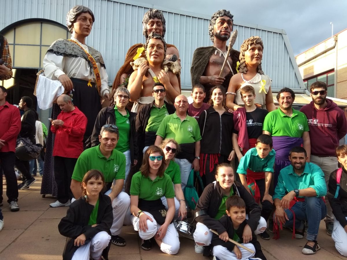 La família neolítica visita Llinars del Vallès amb motiu de la trobada gegantera