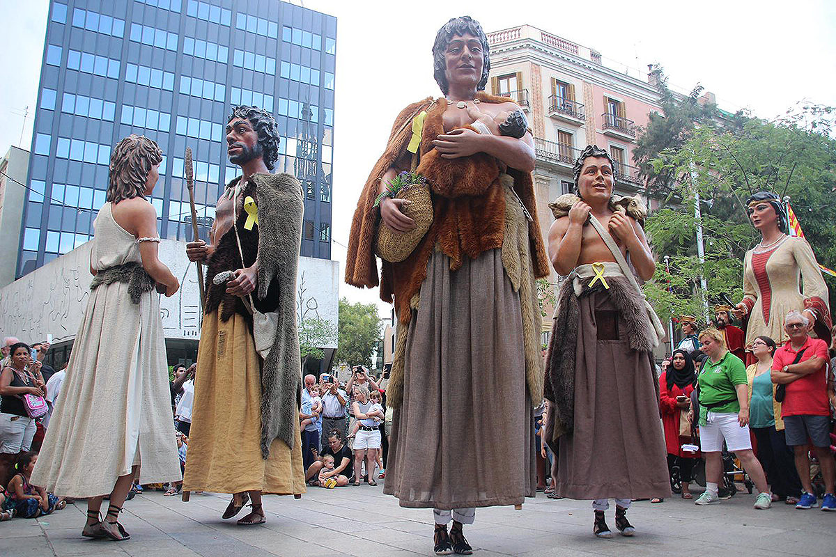 Els Neolítics, convidats d’honor entre els gegants de Barcelona a la plaça Nova