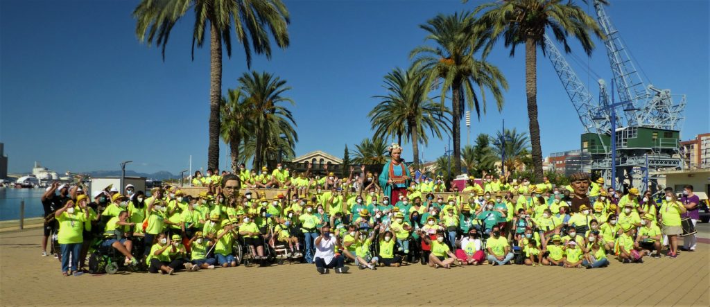 Foto de família de la Colla de la Geganta Frida de Tarragona 2021