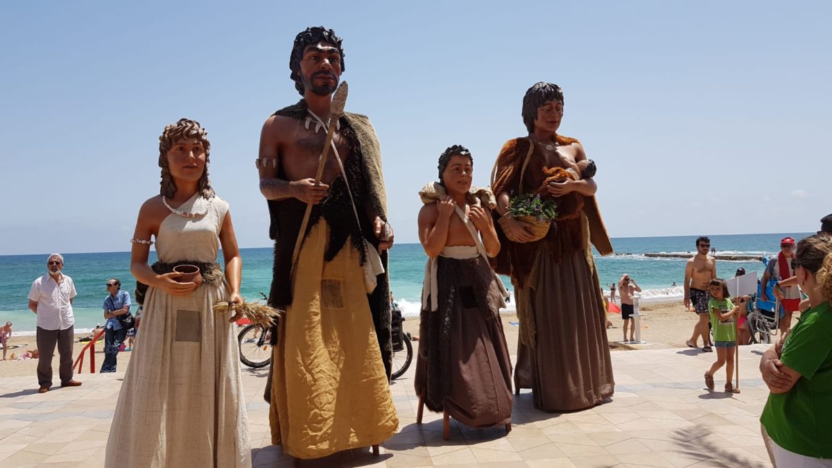 Actuació dels Gegants Neolítics a la Trobada Gegantera d’Arenys de Mar