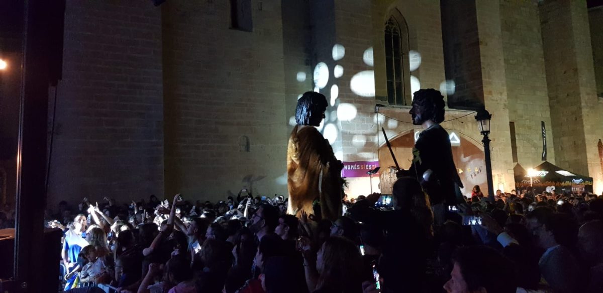 Els Gegants Neolítics sorprenen a Buhos en plena nit de Festa Major