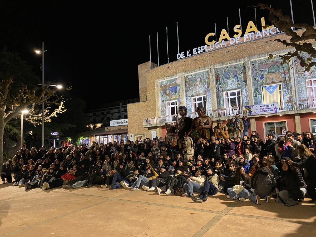 Grallers, Neolítics i nanos saluden a l’Espluga els escoltes d’arreu de Catalunya