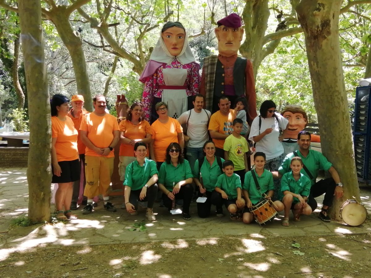 Grallers de l’Espluga i els gegants pagesos de Santa Coloma, a la festa de la Santíssima Trinitat