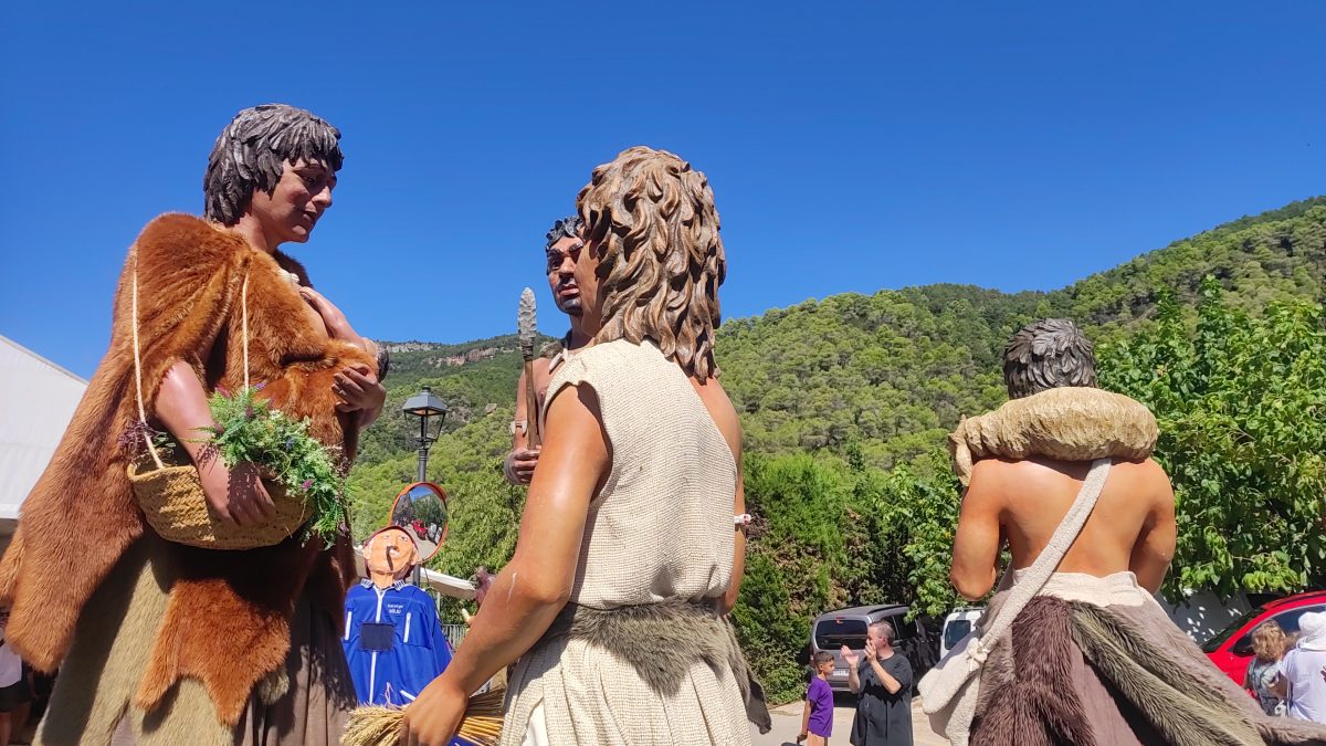 Farena rep els gegants neolítics a la seva Trobada Gegantera de Festa Major