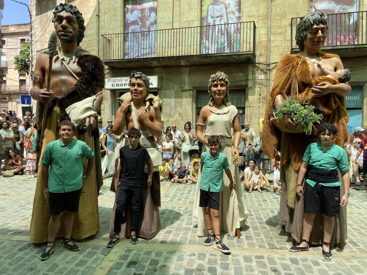 Quatre geganters menors d’edat ofereixen, per primer cop, la Dansa dels Neolítics