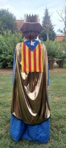 Rei de Manlleu d'esquena, amb nou vestit